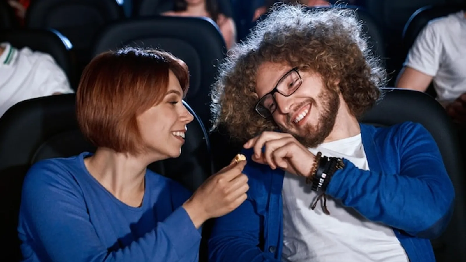 Funkelndes Detail im Blitzlicht vor dunklem, glänzendem Hintergrund